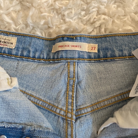 Levi’s Ribcage Jean Short - Picture 2 of 3